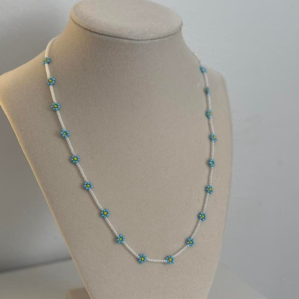 Handmade Blue Daisy Beaded Necklace White Seed Bead Floral Y2K Jewelry - Picture 3 of 4